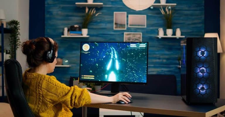 Cuanto dinero genera Roblox mujer jugando al ordenador Oceano Atlantico 2